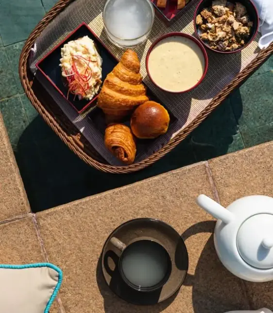 Floating breakfast