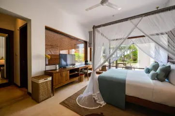 Ocean Room Poolside – Medium